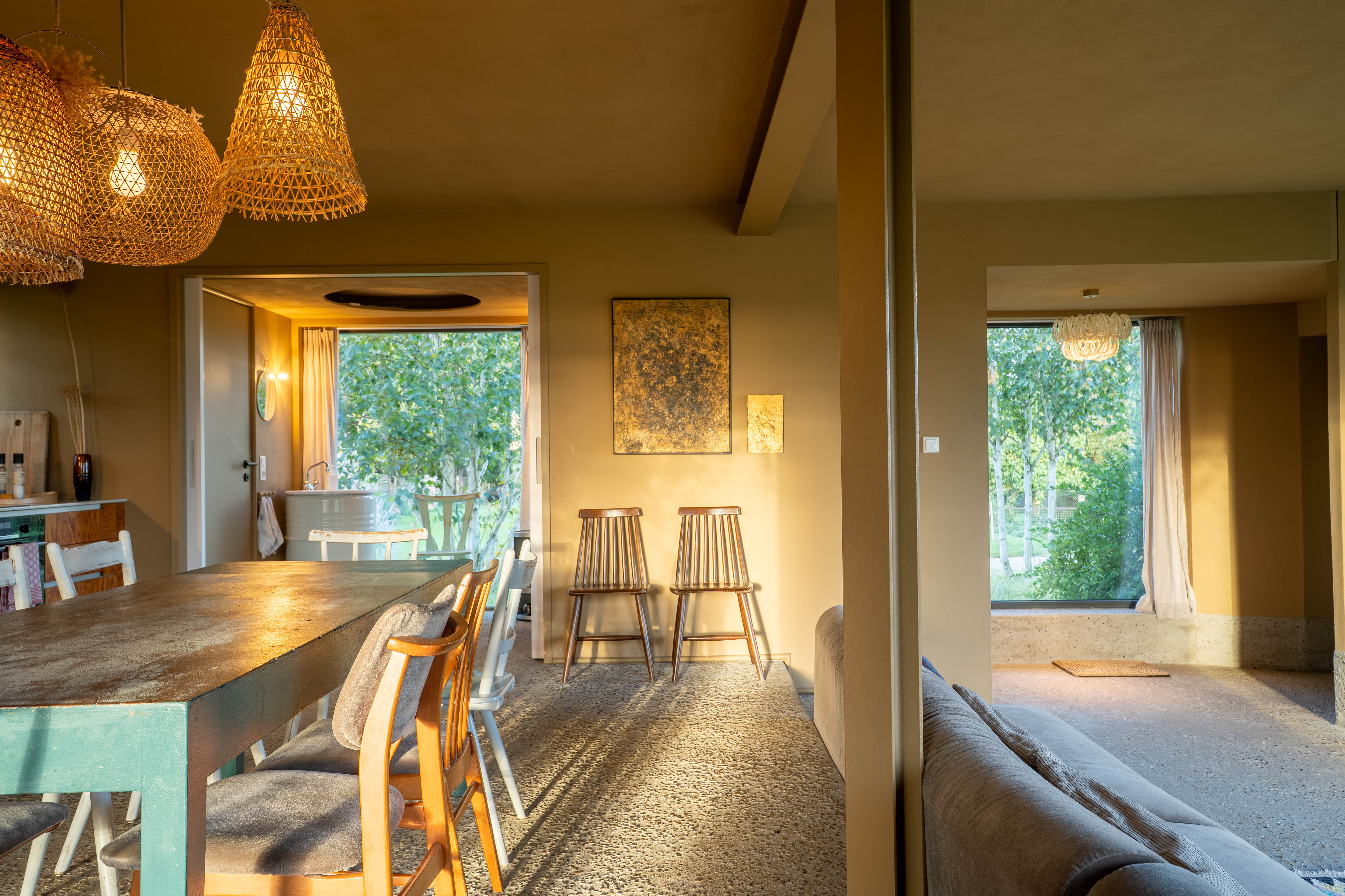 Frontalansicht eines abstrakten Gemäldes an der Wand neben der Waschecke