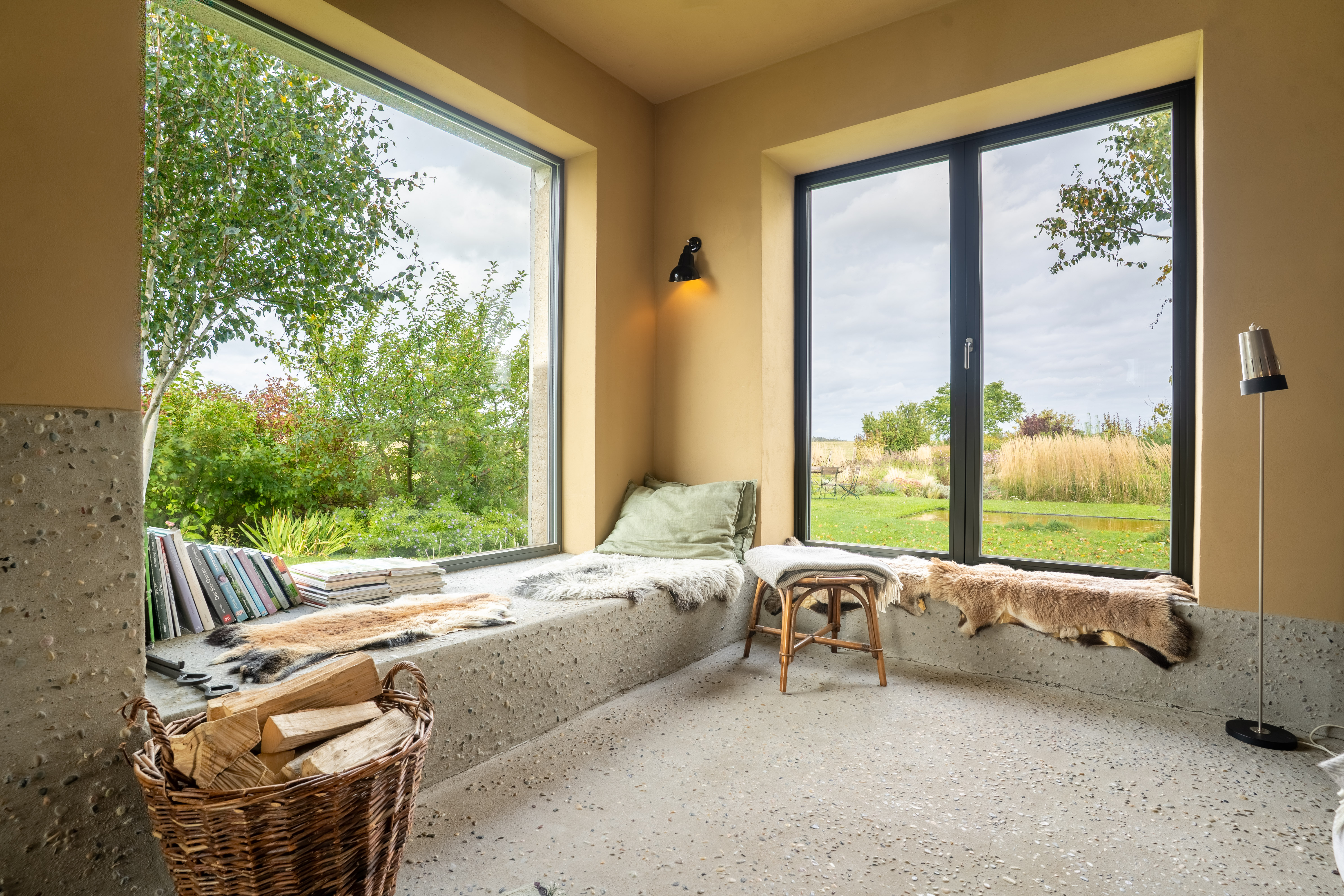 Die Liegeniche an den großen Panoramafenstern