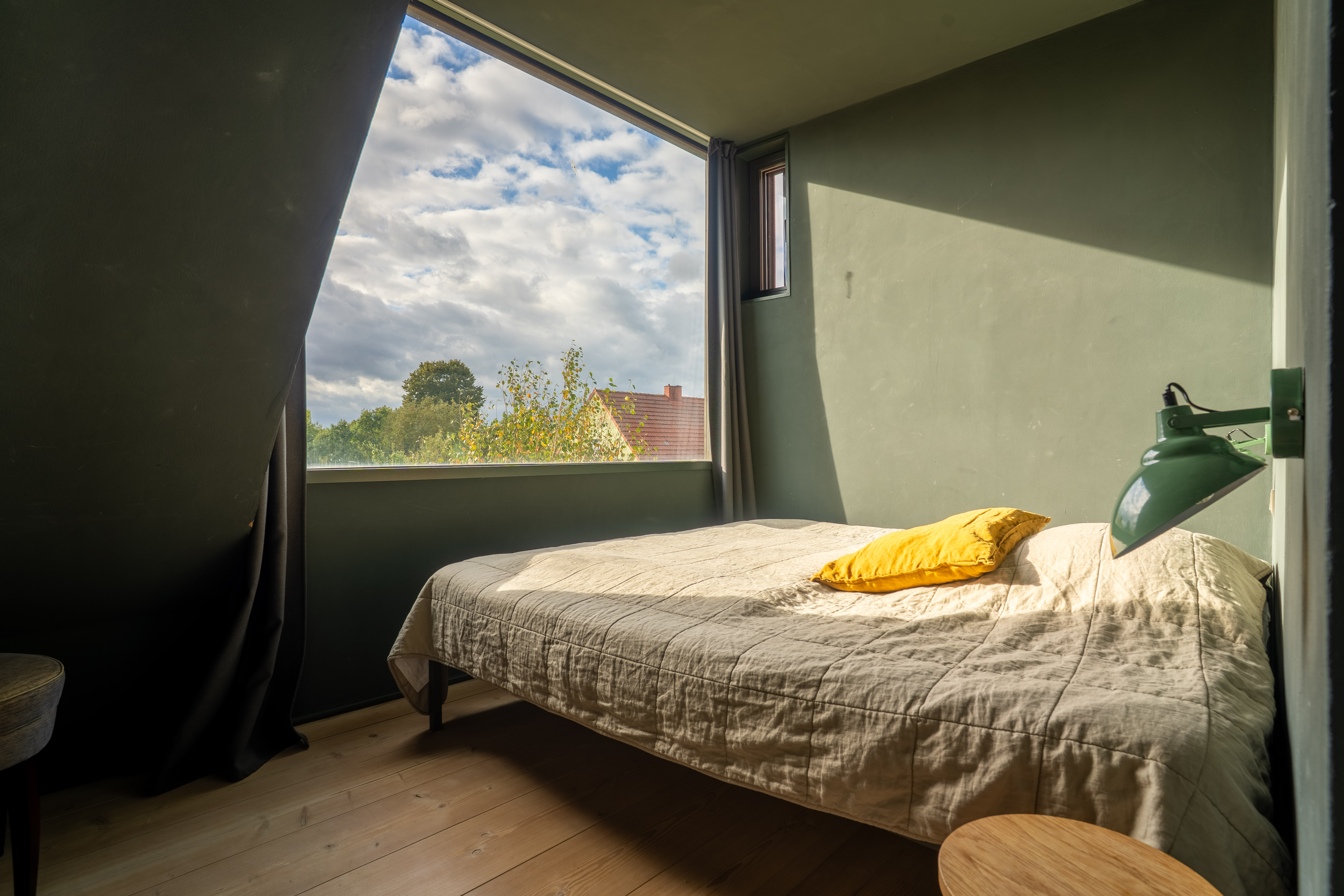 Das Schlafzimmer mit Blick auf die Nachbargrundstücke