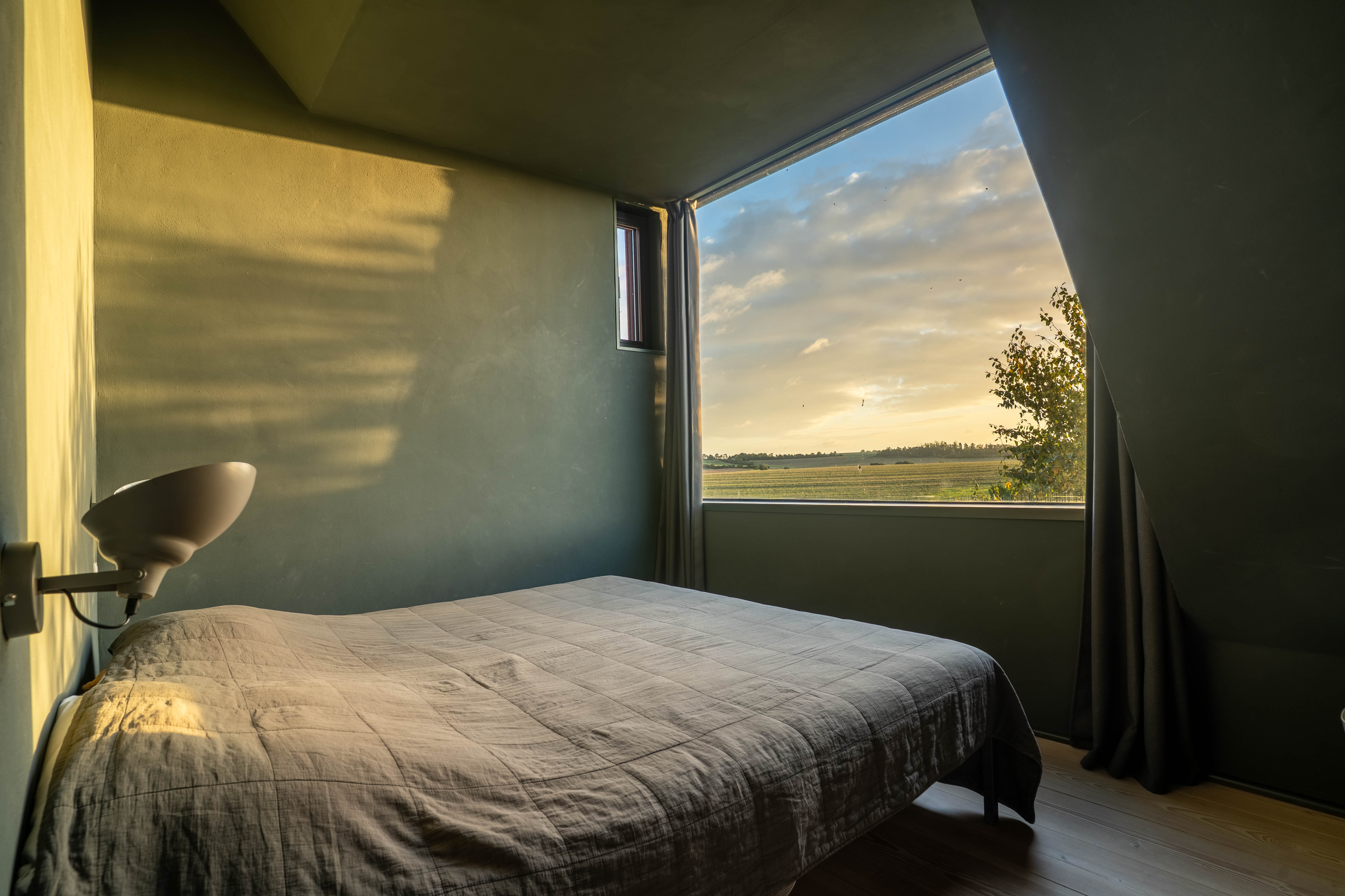 Das Schlafzimmer mit Blick auf die Wiese