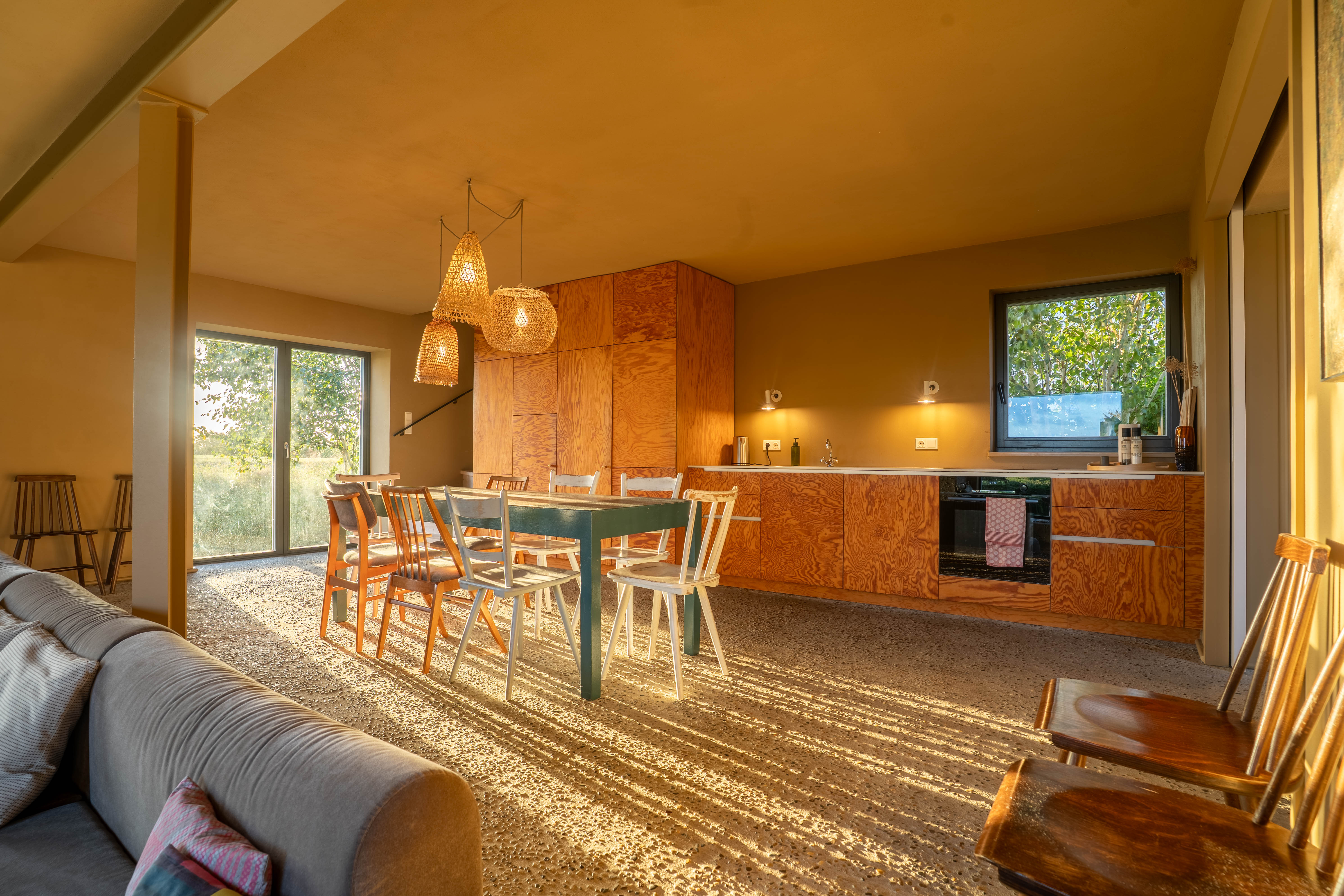 Das Wohnzimmer der Ferienunterkunft 'Die kleine Acht' aus Sicht des Eingangs