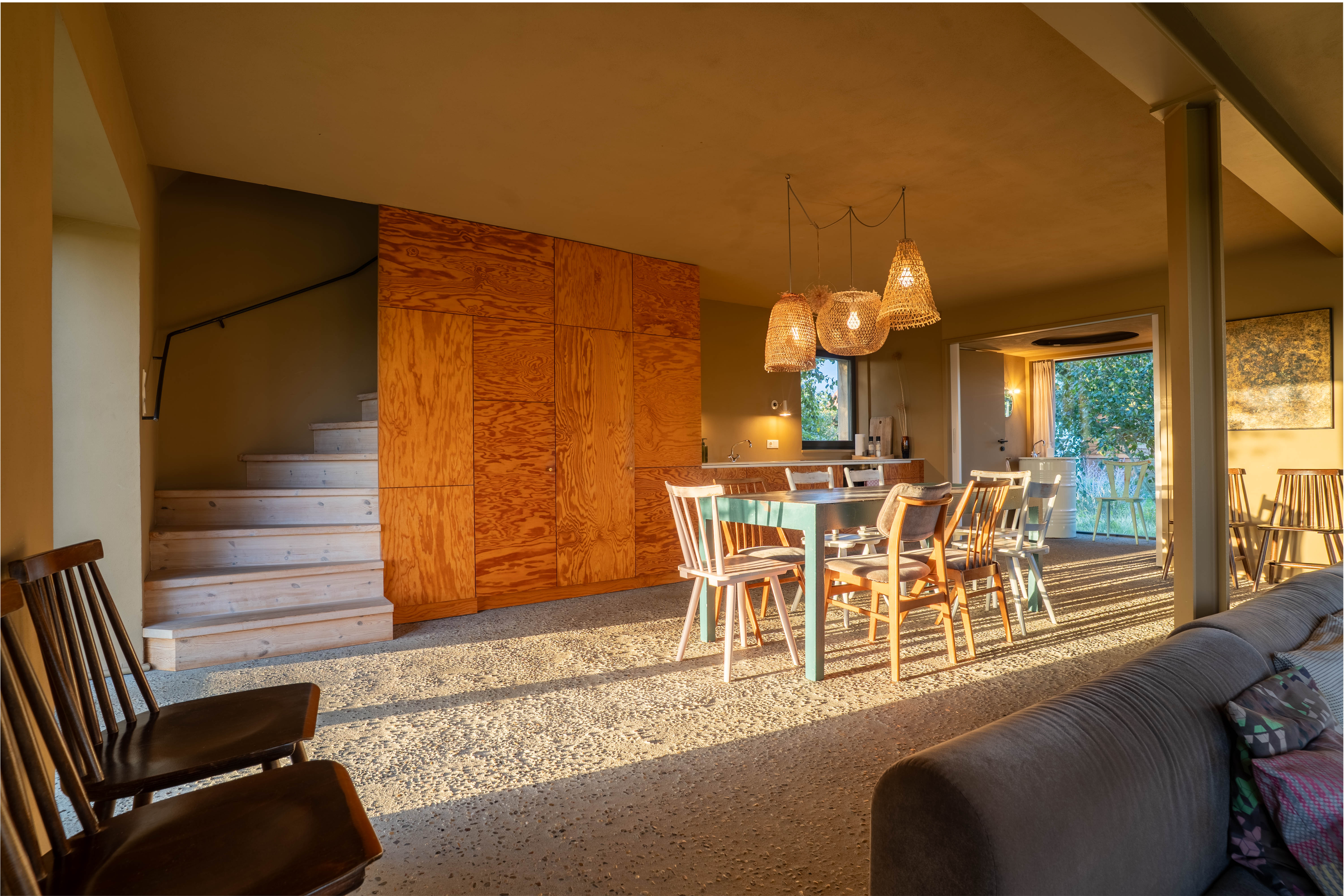 Das Wohnzimmer der Ferienunterkunft 'Die kleine Acht' aus Sicht der Sitzecke